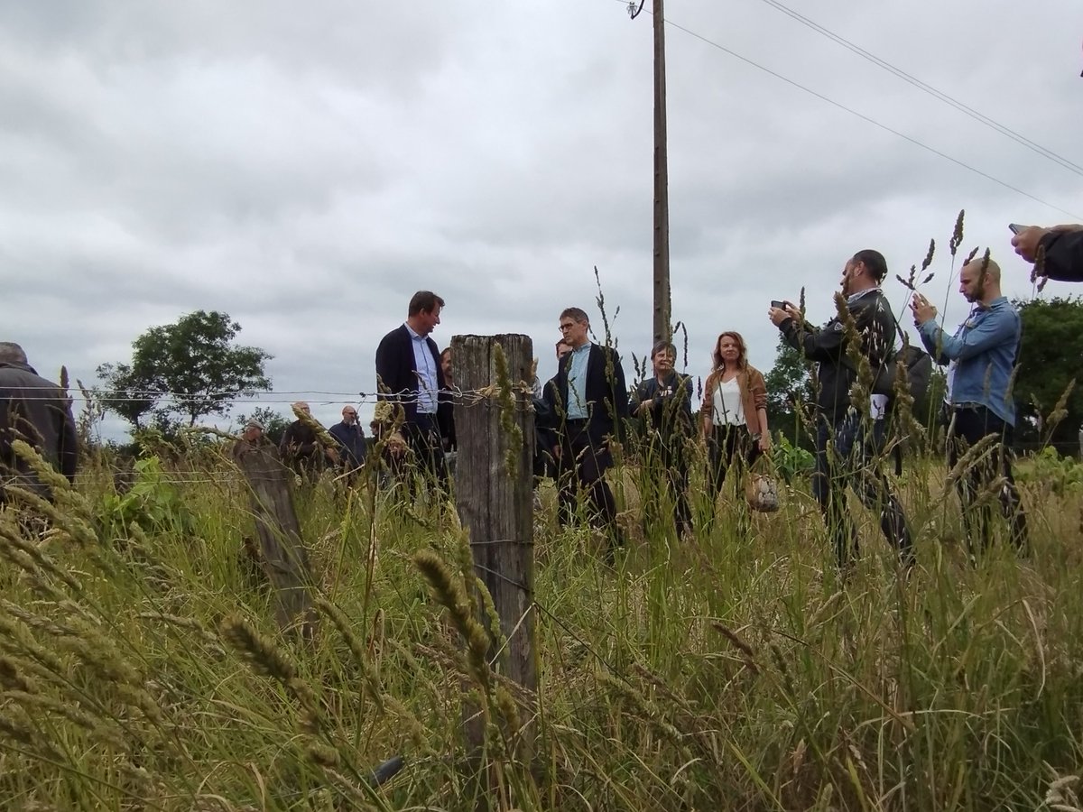 JeanClaudeRaux's tweet photo. #nupes 
Avec @yjadot on parle changements climatiques et incidences sur les cultures, la vigne, les récoltes, défense du faire autrement et des pratiques innovantes mais aussi #legislatives2022 ravi de l'accueillir dans la #circo4406 un soutien de poids à ma candidature. https://t.co/LJh2bJDZLJ