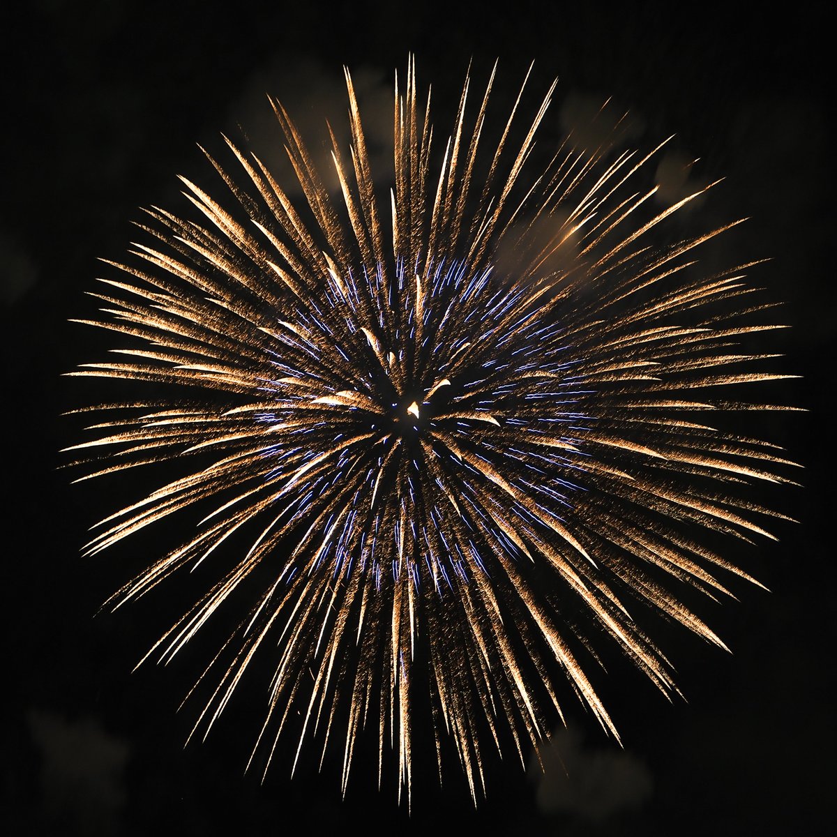 guruguru758's tweet photo. 【5/28 名港水上芸術花火】

今年は工事の関係で例年と異なる時期に開催！

天気も良さそうで楽しみです🎆 https://t.co/IreciwFVLv