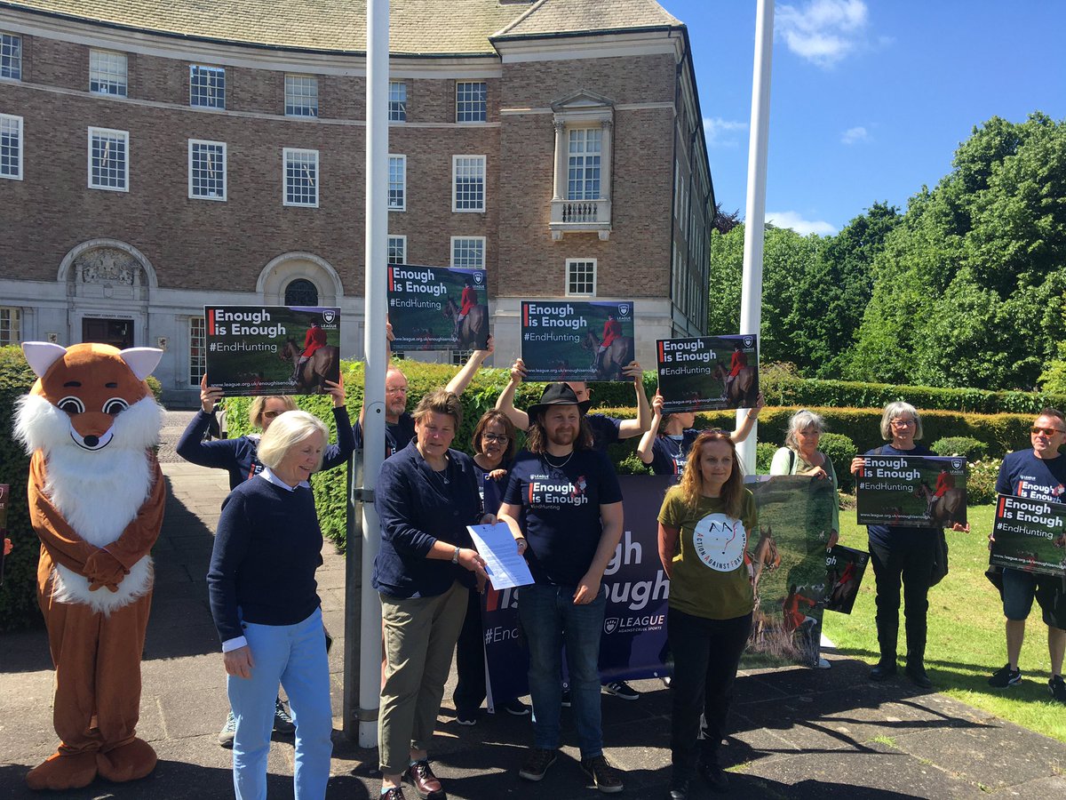 Been out @SomersetCouncil’s HQ in #Taunton this morning where @LeagueACS & @ActionAgainstF have handed @CllrDyke & @tessamunt a letter calling for trail hunting to be banned on council land. #LDReporter #Somerset