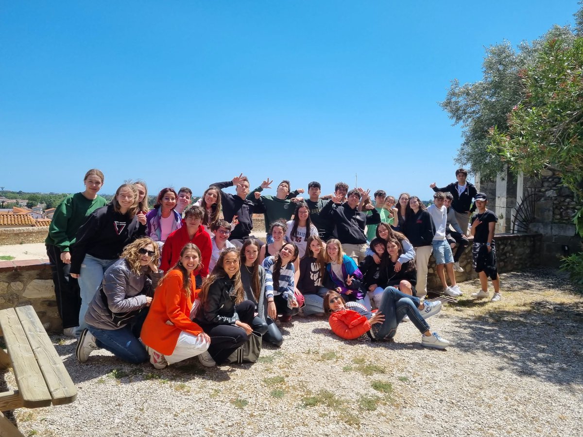pmariasantcugat's tweet photo. 2n Batxillerat ha visitat Collioure i Elna. Allà han pogut veure la tomba de Machado, la maternitat i el claustre dels dominics #santcugat #collioure #sortidacultural https://t.co/9JtvubGEtc