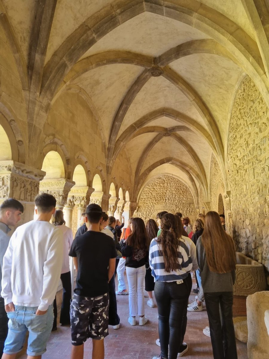 pmariasantcugat's tweet photo. 2n Batxillerat ha visitat Collioure i Elna. Allà han pogut veure la tomba de Machado, la maternitat i el claustre dels dominics #santcugat #collioure #sortidacultural https://t.co/9JtvubGEtc