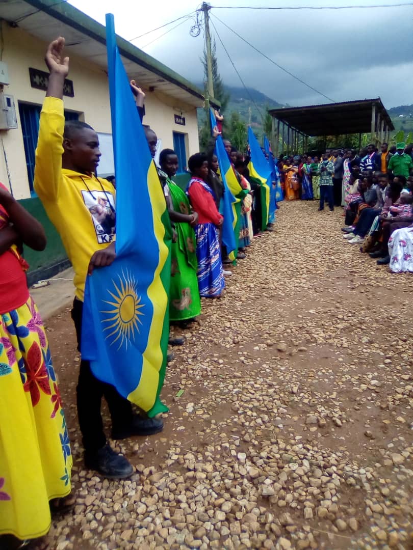 KamubugaS's tweet photo. Hagamijwe kandi gukumira amabikimbirane, Muri uwo muhango kandi hanasezeranijwe imiryango 126 yabanaga itarasezeranye bishingiye ku itegeko https://t.co/6ba7oiarwO