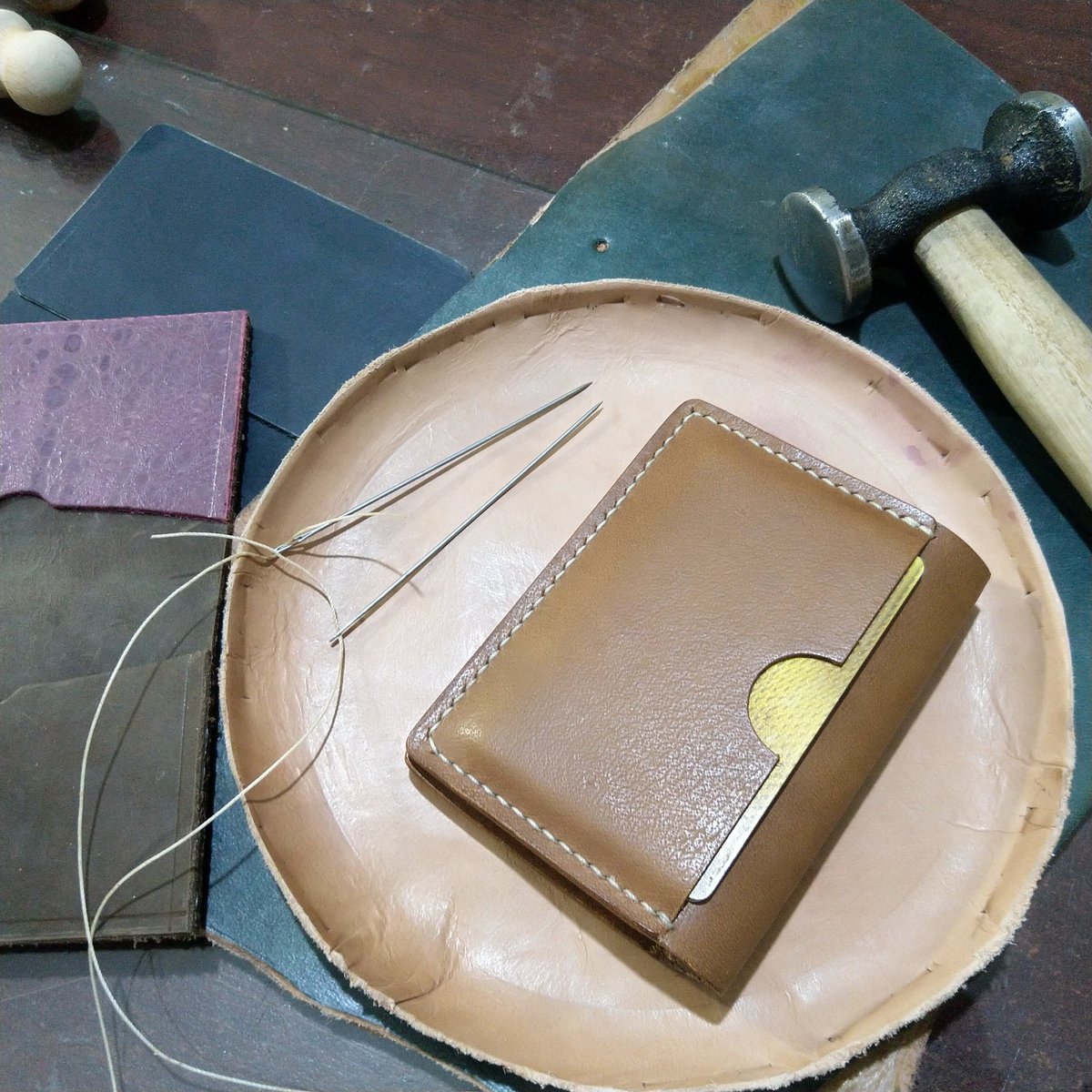EM_Anas's tweet photo. Hand stitched minimal card holders 💳 💻laptop sleeves, 👜totes and much more available on https://t.co/HtZkxr7x6y
#DeodarDesign #DWorkshop #LeatherProducts #Craftsmanstory #madeinpakistan #leather https://t.co/DRo1dRwwXK