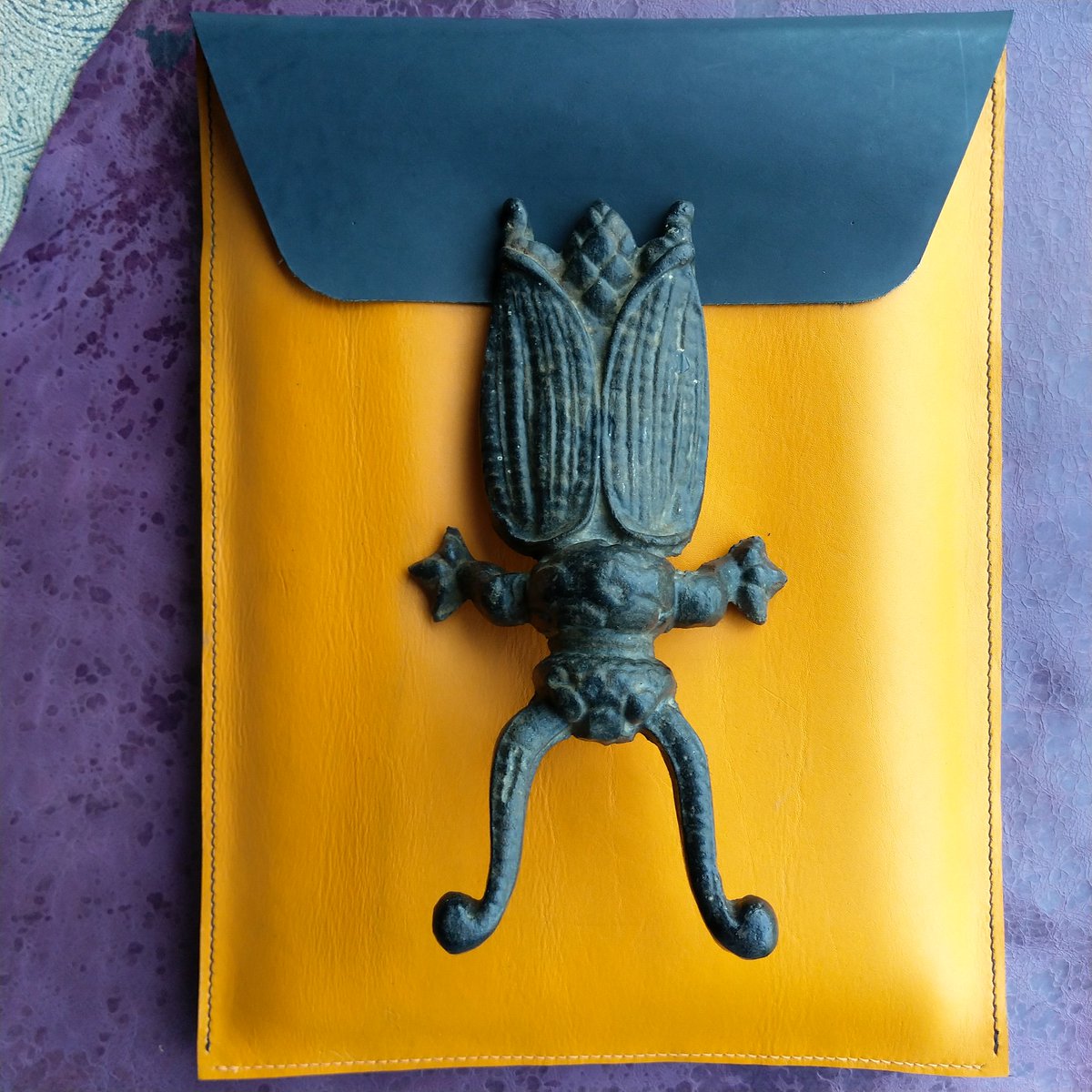 EM_Anas's tweet photo. Hand stitched minimal card holders 💳 💻laptop sleeves, 👜totes and much more available on https://t.co/HtZkxr7x6y
#DeodarDesign #DWorkshop #LeatherProducts #Craftsmanstory #madeinpakistan #leather https://t.co/DRo1dRwwXK