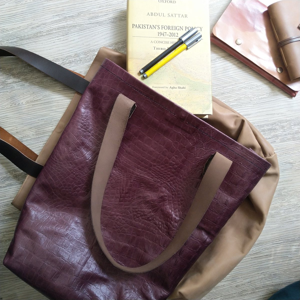 EM_Anas's tweet photo. Hand stitched minimal card holders 💳 💻laptop sleeves, 👜totes and much more available on https://t.co/HtZkxr7x6y
#DeodarDesign #DWorkshop #LeatherProducts #Craftsmanstory #madeinpakistan #leather https://t.co/DRo1dRwwXK