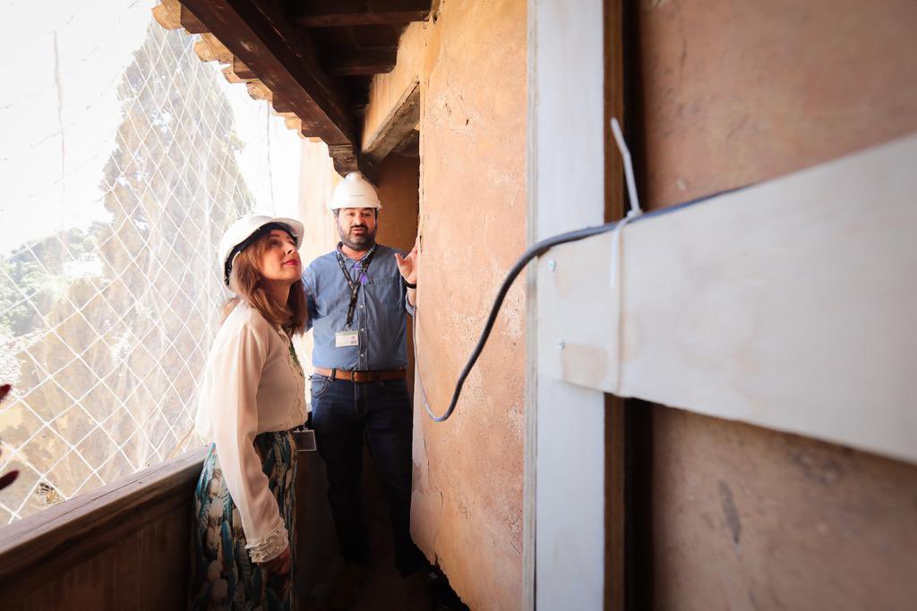 Rocio_DiazJ's tweet photo. Las obras de #restauración continúan en la @alhambracultura. Hoy he visitado la Sala de la Barca de la #Alhambra, en el Palacio de Comares, donde actualmente se trabaja para reparar su cubierta. https://t.co/DqxB17S9hj