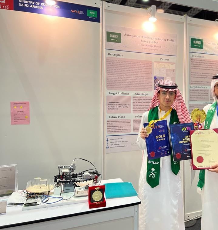 aldayergov's tweet photo. حققت المملكة ممثلة بوزارة #التعليم المركز الأول والميدالية الذهبية على مستوى العالم في "فرع الأتمتة وجائزة أفضل ابتكار على قارة آسيا" من خلال مشاركة الطالب الموهوب وسام المالكي من مكتب #تعليم_الداير بمعرض #ايتكس_2022 الدولي بماليزيا. https://t.co/TMdP3OSFuC