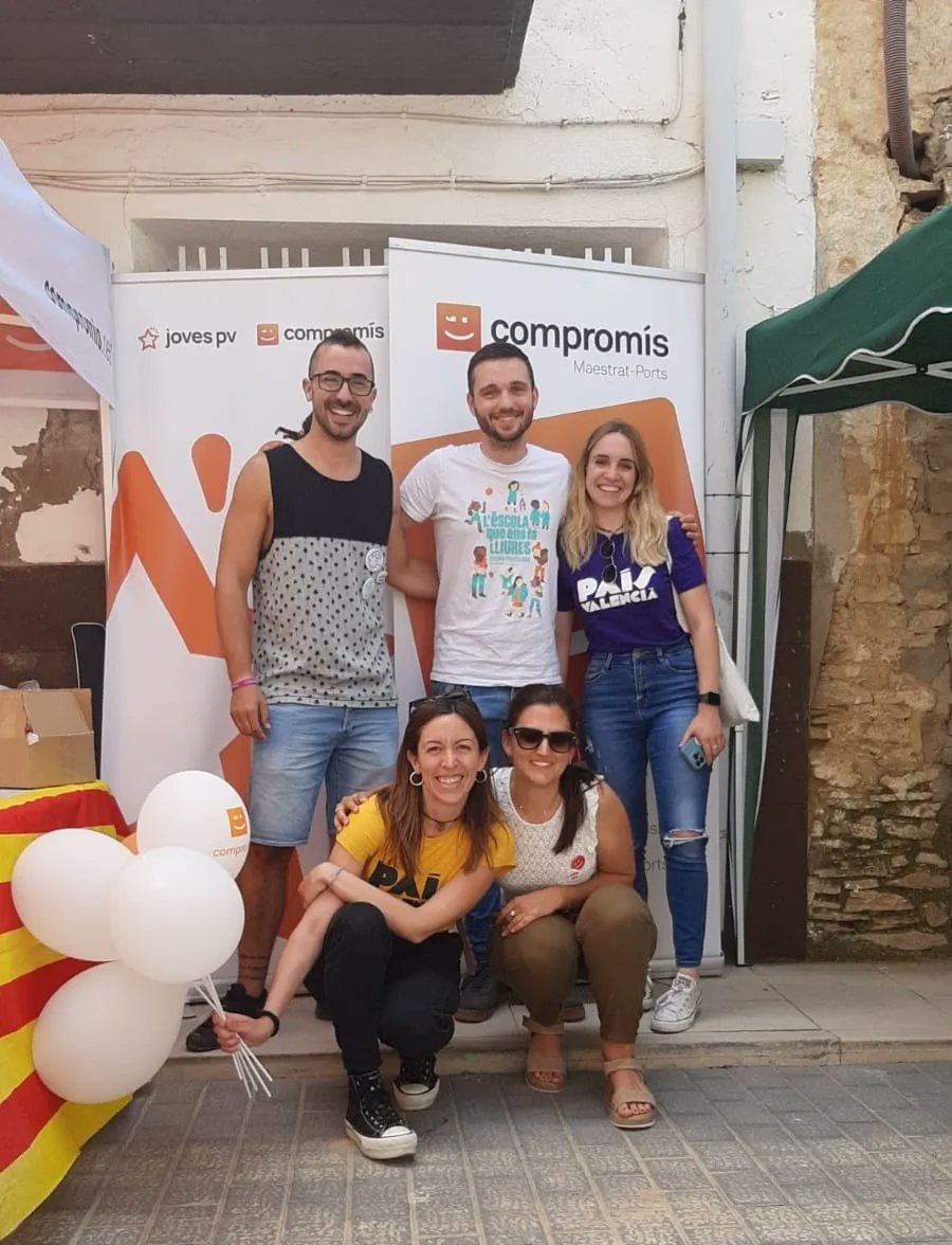 Ivec11's tweet photo. Aquest dissabte dia 21 vam estar a #Cinctorres, els Ports,  defensant l'escola que ens fa lliure juntament amb les companyes de @jovespvmaestratports i @escolavalenciana 👅 🧡✊

#trobadesescolaenvalencia #festaperlallengua #paisvalencia #elsports https://t.co/v0GeLpWltZ