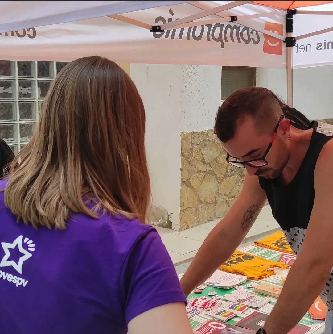 Ivec11's tweet photo. Aquest dissabte dia 21 vam estar a #Cinctorres, els Ports,  defensant l'escola que ens fa lliure juntament amb les companyes de @jovespvmaestratports i @escolavalenciana 👅 🧡✊

#trobadesescolaenvalencia #festaperlallengua #paisvalencia #elsports https://t.co/v0GeLpWltZ