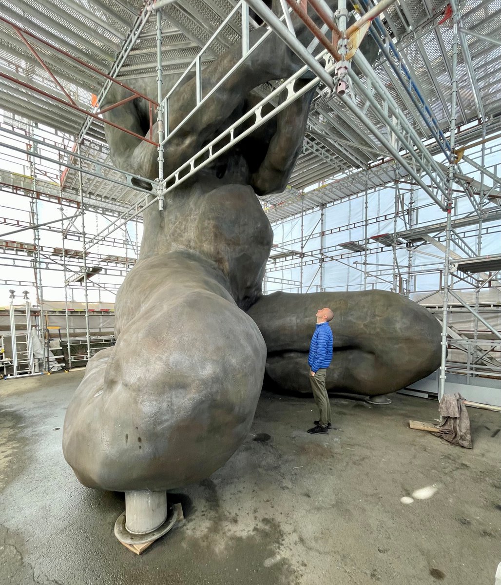 Skulpturen Moren er ferdig! På torsdag kl. 16:00 heises hun over Akerselva til blomsterenga på Inger Munchs brygge og Oslo får sin nye kunstattraksjon ✨