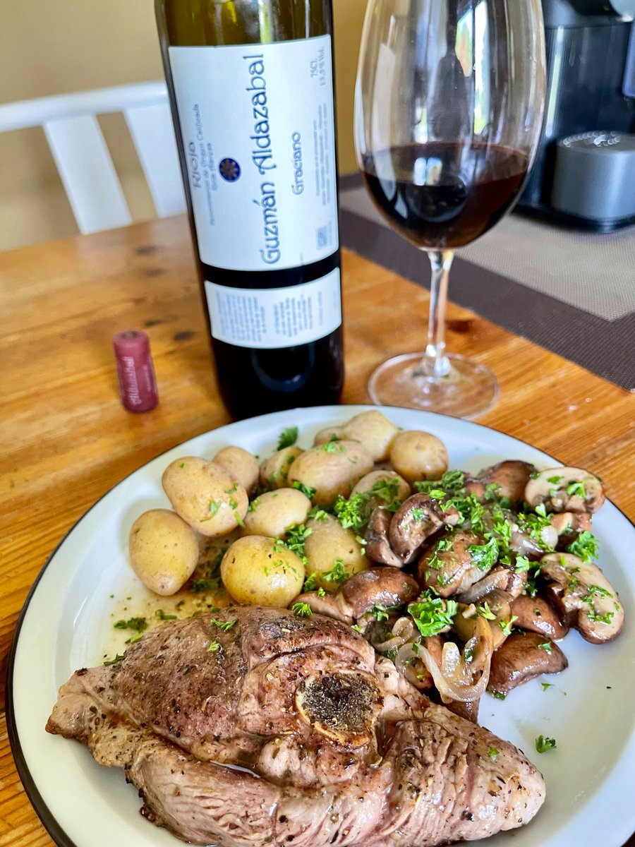 joukesp's tweet photo. #FridayLunch #Lambcut #Mushrooms #SpringPotatoes #Graciano
Lamb cut, spring potatoes, brown mushrooms. Doesn’t take much to prepare healthy lunch.
Quite good ‘18 Graciano by Guzmán Aldazabal, Rioja Alavesa.
Springy, ripe blackberry, herbal notes, ripe tannins. Good acidity.
87-89 https://t.co/dHDuke6JeJ