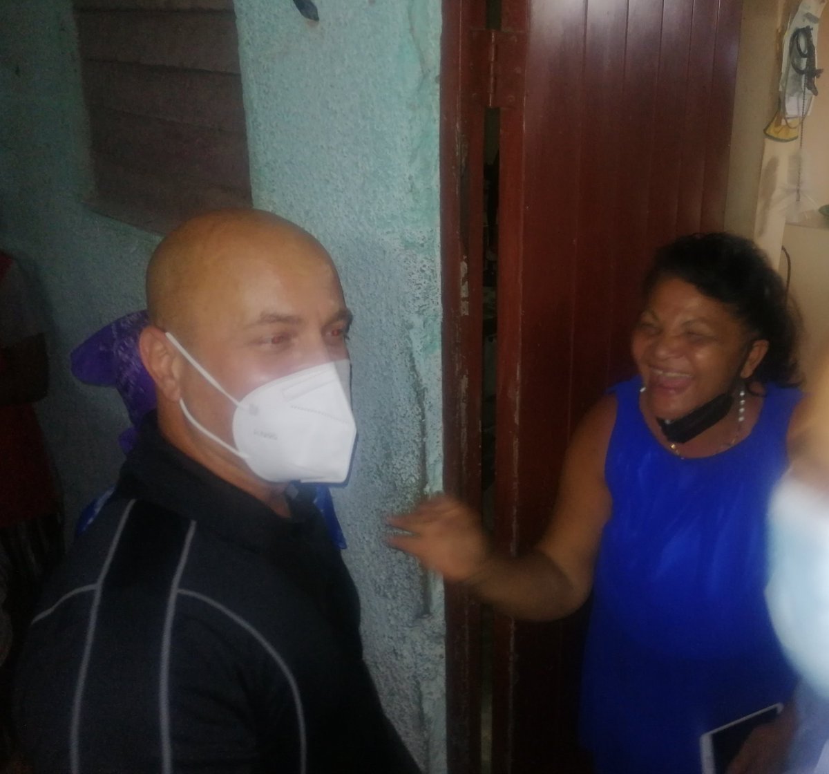 GHNordelo5's tweet photo. Anoche, en compañía de @MorfaSusely, primera secretaria del @PartidoPCC en Matanzas, compartimos con cederistas de la zona 18 de los #CDRCuba en la Calle Medio. #Cuba #SomosDelBarrio https://t.co/4zGwddW3cM