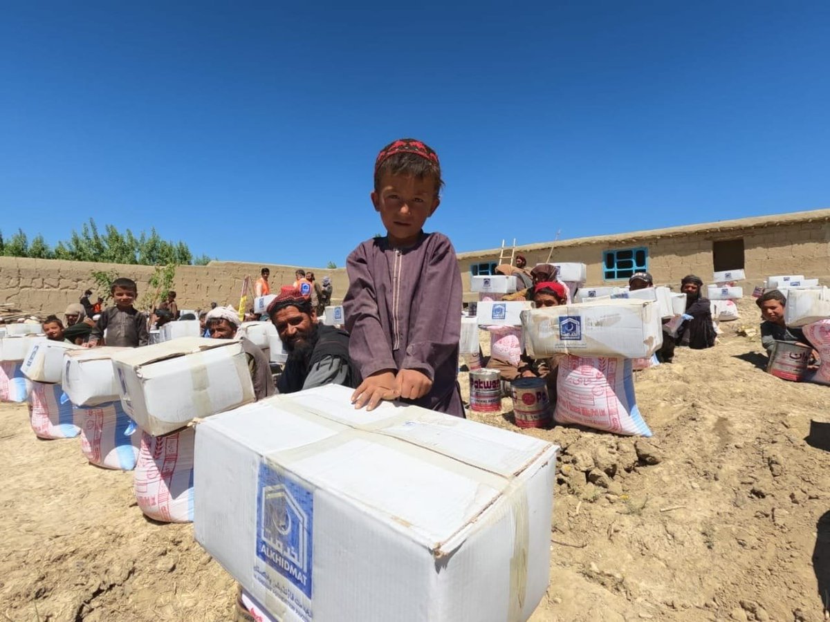 Alkhidmat Foundation Pakistan dispatches ration packs to help our Afghani neighbors. Smiles lit up their faces as the deserving people of Afghanistan received this unexpected help.
#AfghanistanCrises #SaveAfghanLives #Alkhidmat #Pakistan