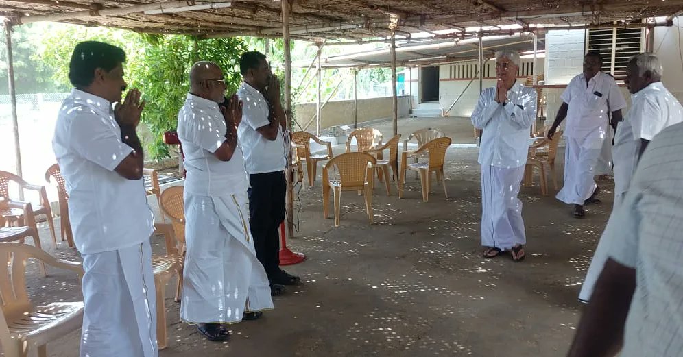 ereswaranoffl's tweet photo. இன்று (27.05.2022) கரூர் மேற்கு மாவட்டம், க.பரமத்தி வடக்கு ஒன்றியம், வைரமடை ரெட்டிவலசை சேர்ந்த நீதியரசர் ஜெயச்சந்திரன் 
அவர்களின் தாயார் 
தெய்வானை அம்மாள் மறைவிற்கு நேரில் சென்று இரங்கல் 
தெரிவித்தேன்.! https://t.co/taSbsDcW9N