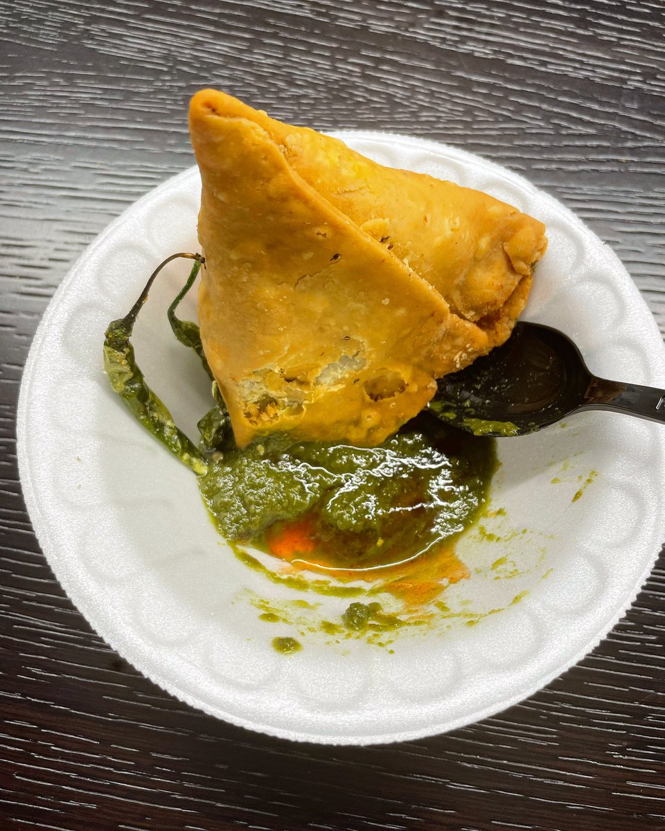justmarkft's tweet photo. Samosa for afternoon snacks
.
.
.
.
.
.
.
.
.
.
#samosa
#snacks
#delicious
#spicy
#indian
#Pakistan
#afternoonbriefing
#chatney
#FridayVibes
#office https://t.co/qzcynTNKlY