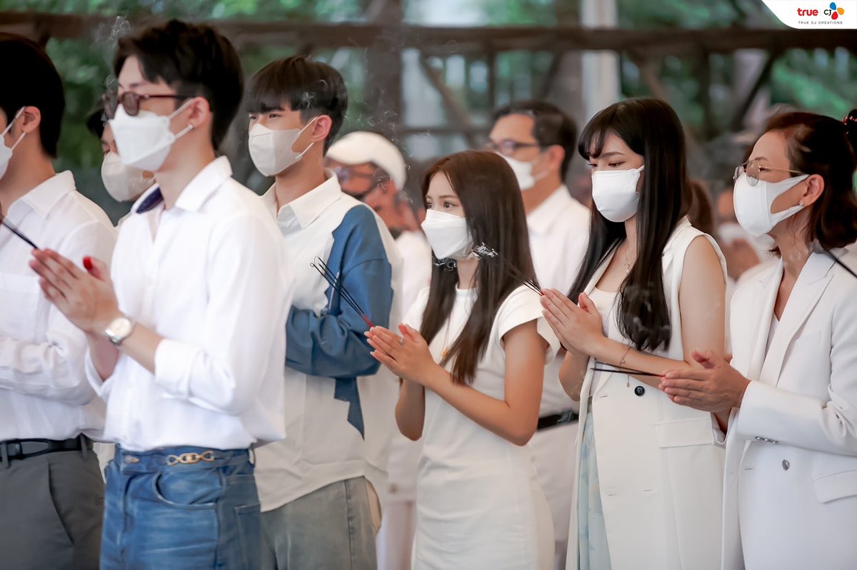 👨‍👨‍👦‍👦นำทัพนักแสดงโดย 

เฌอปราง อารีย์กุล : รับบทเป็น“โกะ”ครูภาษาไทย(อัตราจ้าง)

ณัฐพงษ์ พิบูลธนเกียรติ : รับบทเป็น“ธาวิน”ครูฝ่ายเเนะเเนวและสอนภาษาไทยทาง TV 

#ThankYouTeacher #TrueCJCreations  #บวงสรวงThankYouTeacher
#CherprangBNK48 
#HoopBNK48