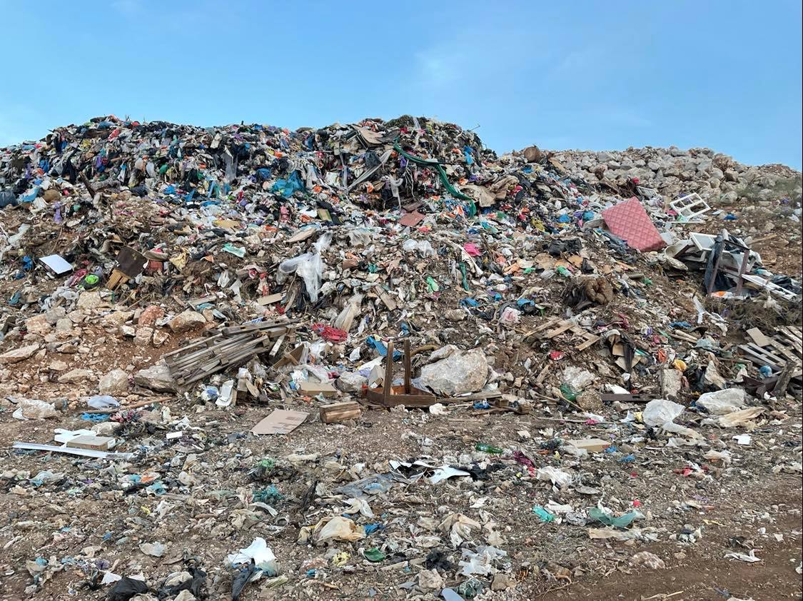 streetcatsofvis's tweet photo. This is the backside of a new trash mountain they're making: trash is dumped, the bulldozers push it around and mix it with boulders to stabilize. Cats are often abandoned here, and will try to scavenge in the bags of trash, sometimes getting hit by flying boulders. https://t.co/v7vHLMVXJu