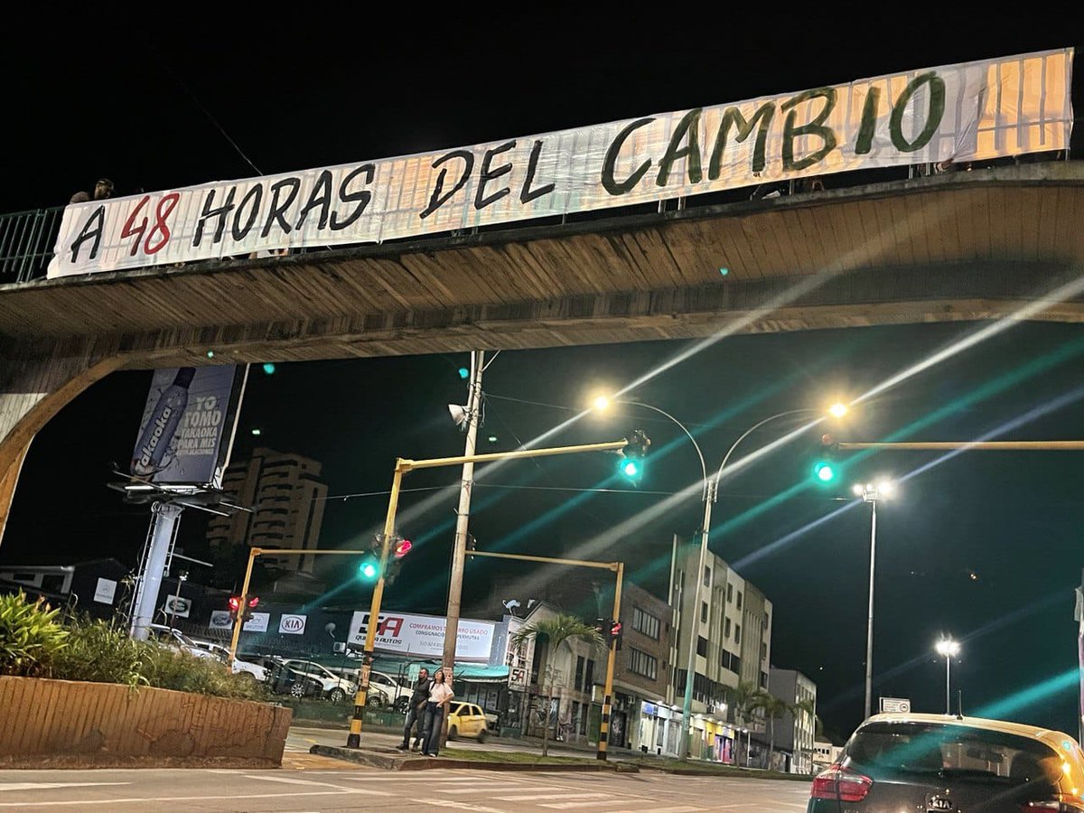 PactoValle's tweet photo. 📢#48HorasPorElCambio así inicia nuestra jornada de impacto en la ciudad. Con la intervención de los puentes de Cali le decimos a toda la comunidad caleña que estamos a pocas horas de cambiar la historia de este país. ✊🏽🗳 https://t.co/RpSdmPsCZg
