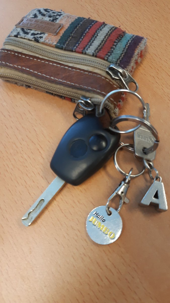 POL_Noordenveld's tweet image. Gevonden in Norg: deze sleutelhanger met letter A en Renault sleutel. Wie is rechtmatige eigenaar?
Gevonden/ verloren voorwerpen zijn normaliter in beheer bij/van  gemeente. Dit lag in onze postbus.
RT (met name Norg eo) is aardig.
Eigenaar kan bellen met 0900-8844, bureau Roden