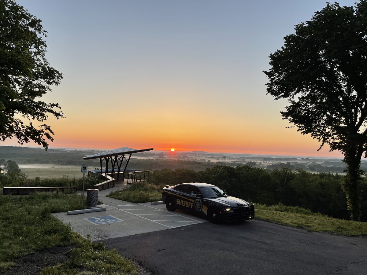 DGSOSheriff's tweet image. Good morning Douglas County!!!!!!!!!(Sorry, I should chill out with all those exclamation points…too early for all that energy)
But that view from Wells Overlook Park never gets old…
(Photo courtesy of Deputy Pence) #KS #sunrise #GoodMorningEveryone
