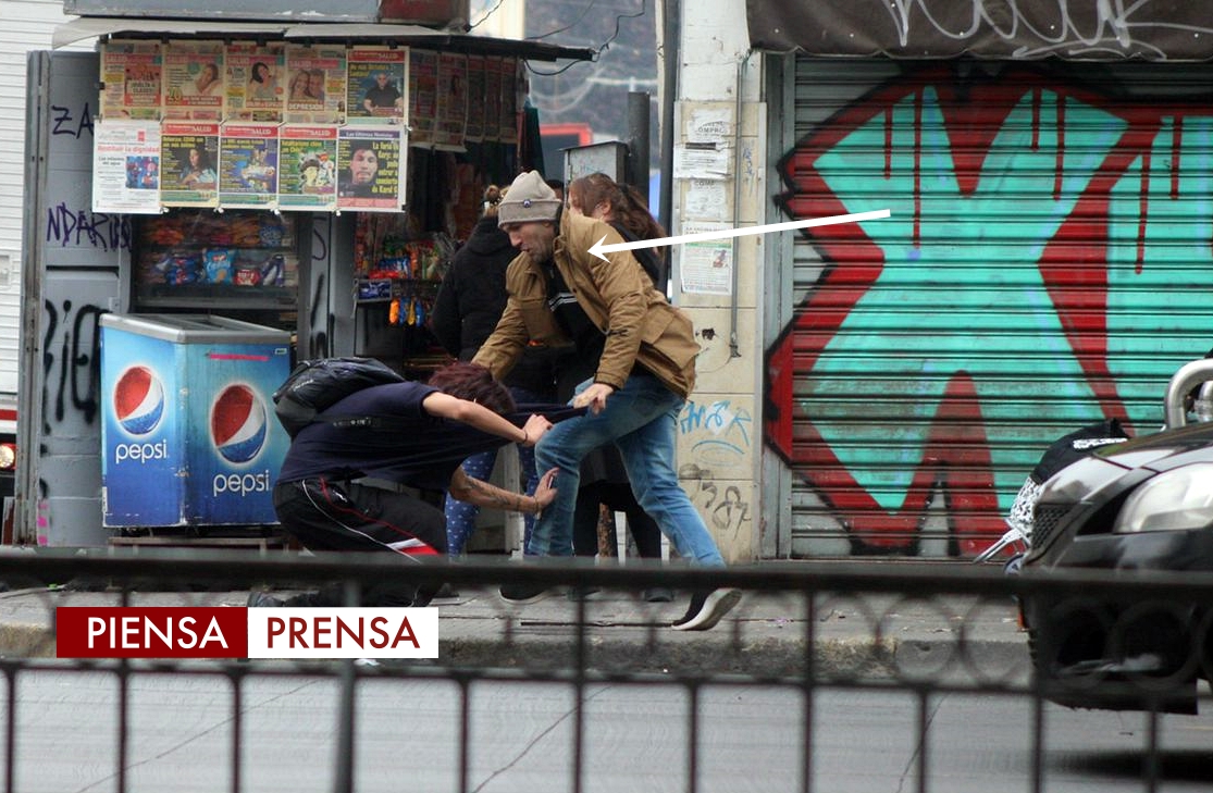 PiensaPrensa's tweet photo. AHORA | COMERCIANTES AMBULANTES armados con fierros y palos atacaron marcha de estudiantes secundarios en Estación Central. Se reportan menores heridos por golpes con fierros (13:21) https://t.co/Y3RP7EYxDB