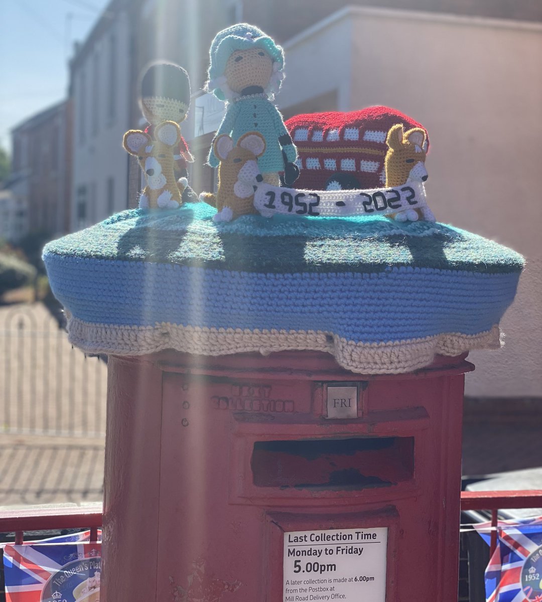 LottieAtUHCW's tweet photo. 😍 Right royal yarn bomb spotted in Rugby on way home after 💫 great 💫 session with @MytonHospices Rugby Hub, where our Heart Failure patients meet on Fridays. 

#JubileeCelebration https://t.co/sMezihhDuo