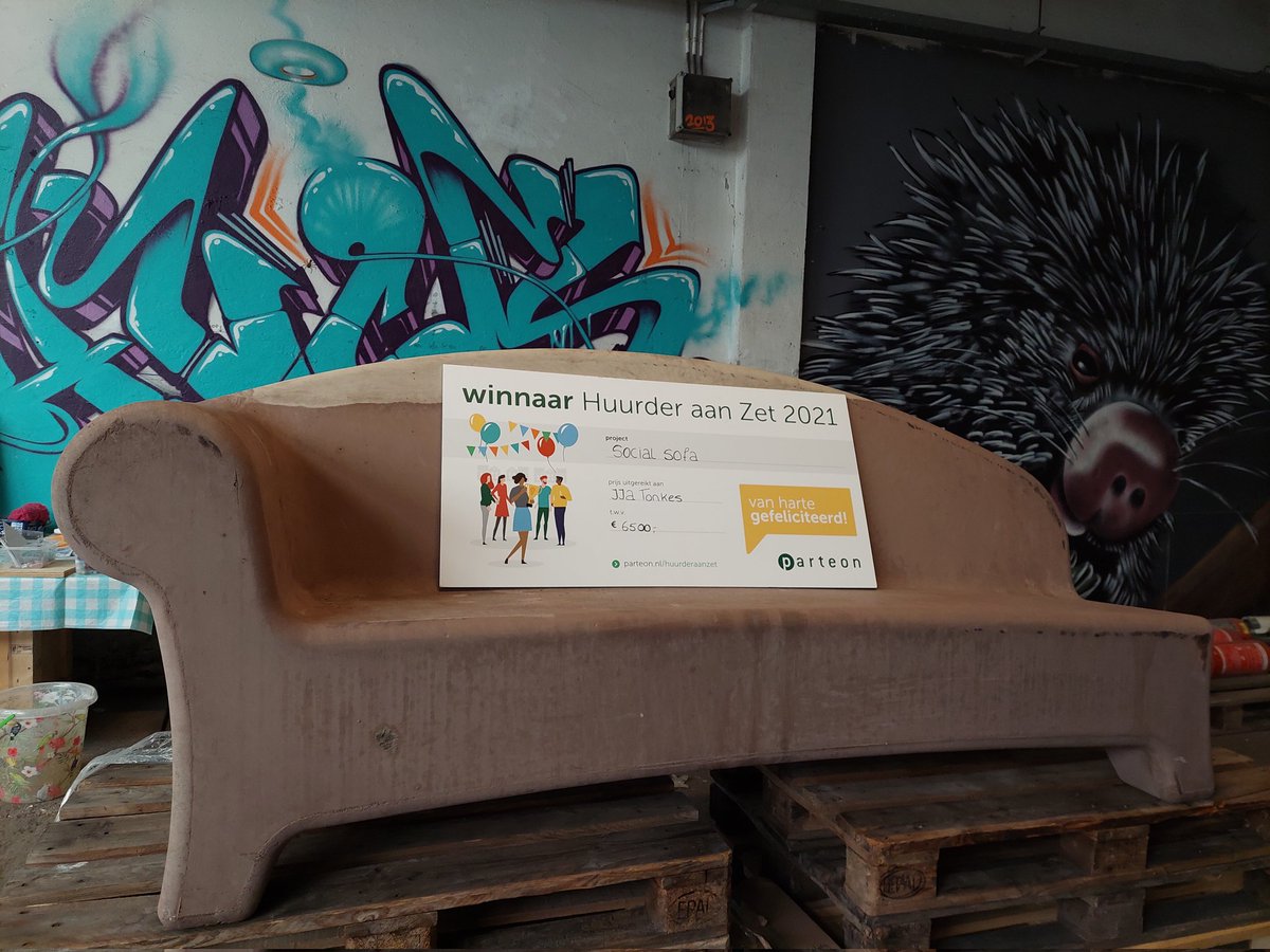MissyMad73's tweet photo. Daar is tie dan @parteon onze  #socialsofa staat op zijn plek bij #deloads in #krommenie Het ontwerp word er opgezet door onze eigen Peter Meijn eigenaar van #deloads en #cromtown let's get #Creative 👊🏾🍾🤘🏾

#Zaanstad #huurderaanzet #love #community #Smile https://t.co/IGhD9skT61