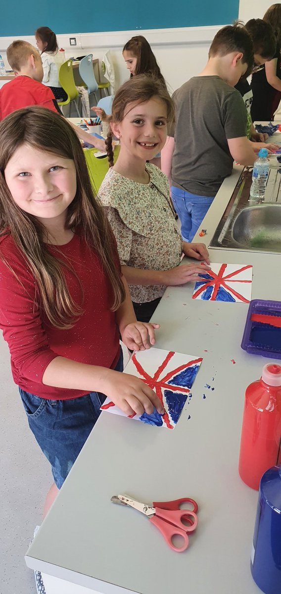 AbbeyPrim's tweet photo. What a fabulously royal day we had in Year 4 today celebrating The Queen's Jubilee! Plus the sun shone down on us too. #PlatinumJubilee #GodSavetheQueen #TeamYr4 #Article15 https://t.co/IQdnO18moj