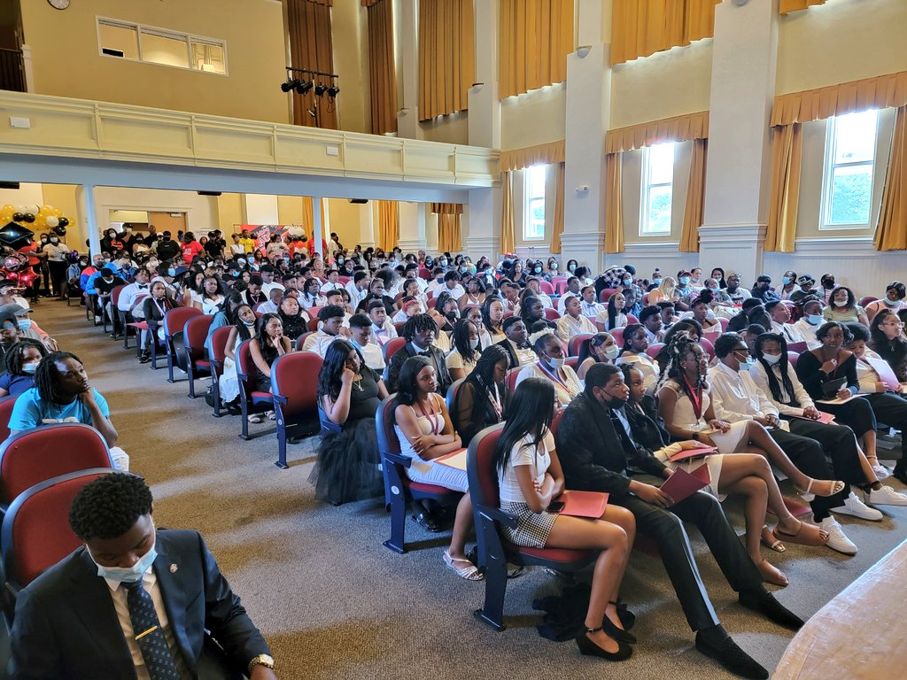 APSPrice's tweet image. CONGRATULATIONS‼️‼️
We're excited for our beautiful 8th graders as they transition to high school. May your summer and your futures be brighter than ever! Many thanks to Atlanta City Councilman Antonio Lewis for the words of wisdom and the opportunities granted to the students.