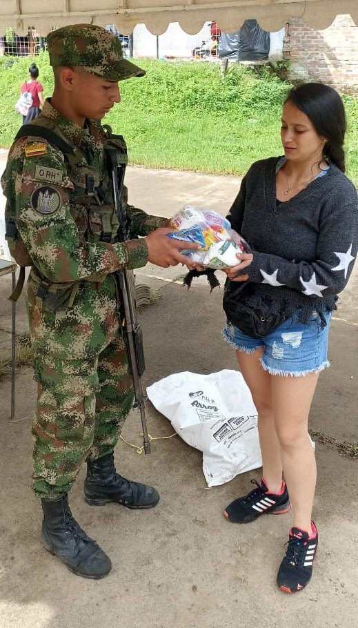 Ejercito_Div5's tweet photo. Los soldados del #Biter8 que prestan su servicio militar, recogieron dinero entre ellos para comprar kits de aseo y mercados, y así entregarlos a la población más necesitada y afectada por el desbordamiento del río San Eugenio en Santa Rosa de Cabal #Risaralda
#OctavaBrigada https://t.co/lo8ThHCuqB