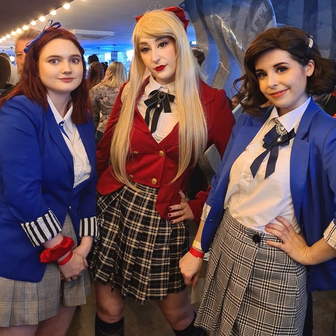 HeathersMusical's tweet photo. We don't need to ask these Corn Nuts if they have school spirit! β€οΈπππ #BigFunFriday π§΅alicenyancosplay (Insta), Hannah Mantana, black_avon_creations (Insta), @pagenhall https://t.co/e1QLXCfZ53