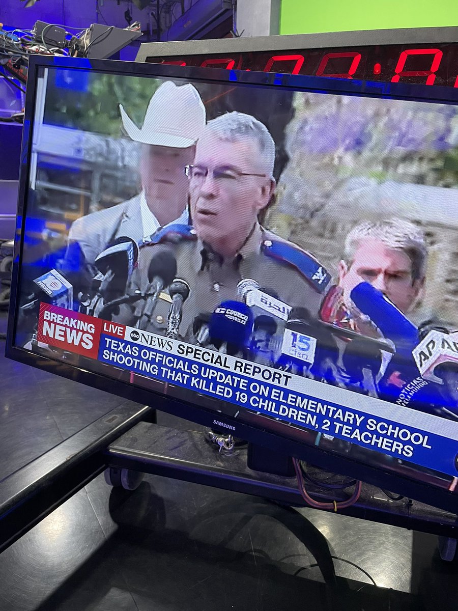 SoniaAzadTV's tweet image. NEW- from Texas DPS 
Emotionally charged news conference happening now: 
-Suspect had 1000+ Rounds of ammunition
-Suspect had IG group chat in Feb/ March about buying guns
-Back door propped open &amp;amp; was access point
-Girl called 911 asking dispatcher to “please send police now”
