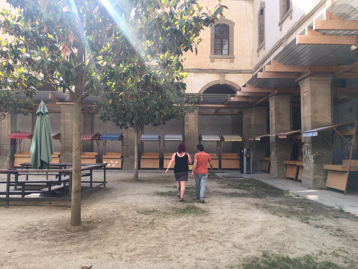 PonentCoopera's tweet photo. Aquesta tarda estem a la Universitat de Cervera muntant-ho tot per demà!! La 4a edició de la #PonentFEST ja és aquí! https://t.co/Gnh9sAtEFs