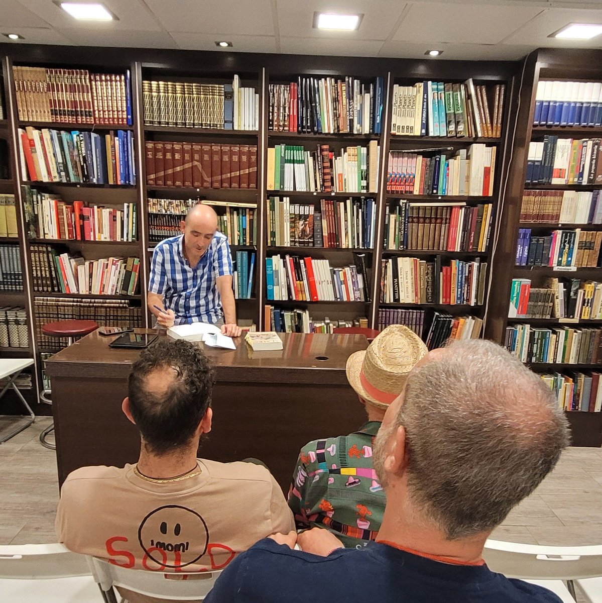 AlAlbaNovela's tweet photo. Victoriano Ortega nos presenta #AlAlbanovela en @LibroGaztambide, la historia de Mikal viajando desde cultura #Argar desde #iberia hasta la #Creta #minoica y su asombrosa #Cnossos #EdAmarante #Madrid https://t.co/I6b4mfBsgh