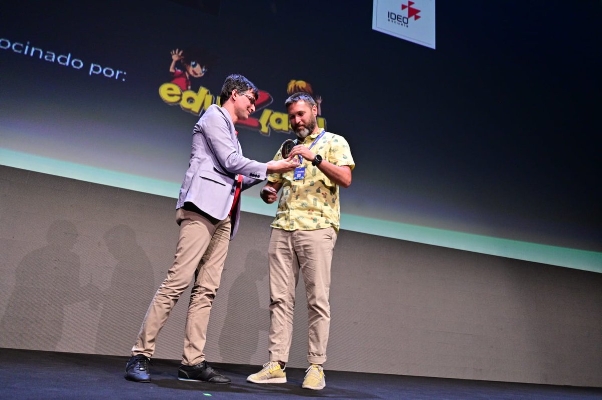 6º Premio 👾Gamificación👾  hace entrega Marcos Rivera Director Pedagógico de <a href="/EduZland/">eduZland</a>  
🥇Ganador <a href="/EscuelaIdeo/">Escuela IDEO</a> 
.
#PremiosIE