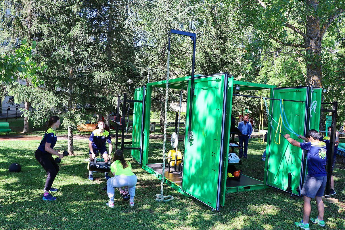 JacaDeporte's tweet photo. #Fitness para todos y al aire libre con el #CuboFit del @AytoJaca
En «Parque Payaso Marcelino» (junto Avenida Juan XXIII)
Se complementa con un programa de actividades que se desarrollará durante todo el verano en exteriores con #Spinning y #GlobalFit
👉 https://t.co/QGN9zuGfQv https://t.co/vcldkjamwx
