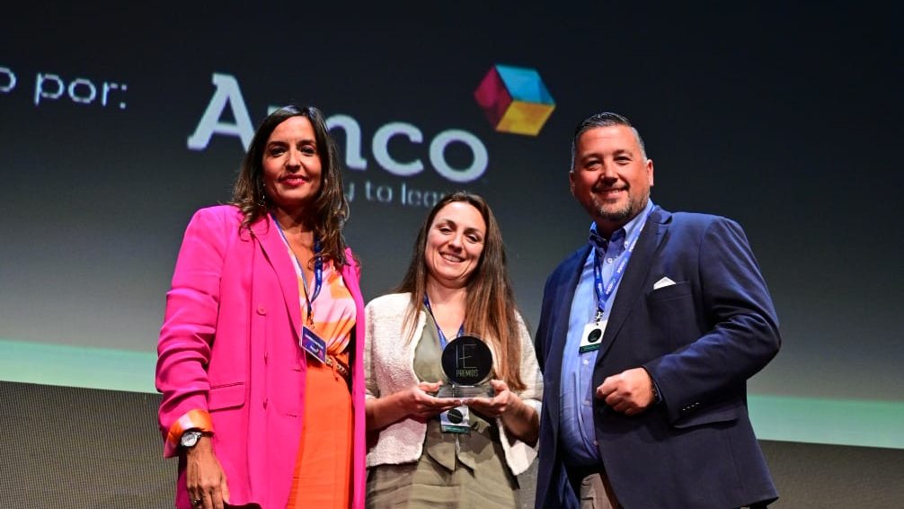 Fundacion_GTE's tweet photo. 7º Premio 🗣 Impulso de la Enseñanza Multilingüe🗣   hace entrega Laura Castillo Directora General de @AMCO_iberia
🥇Ganador @colegio_alameda
.
#PremiosIE https://t.co/hVTLt1kwER
