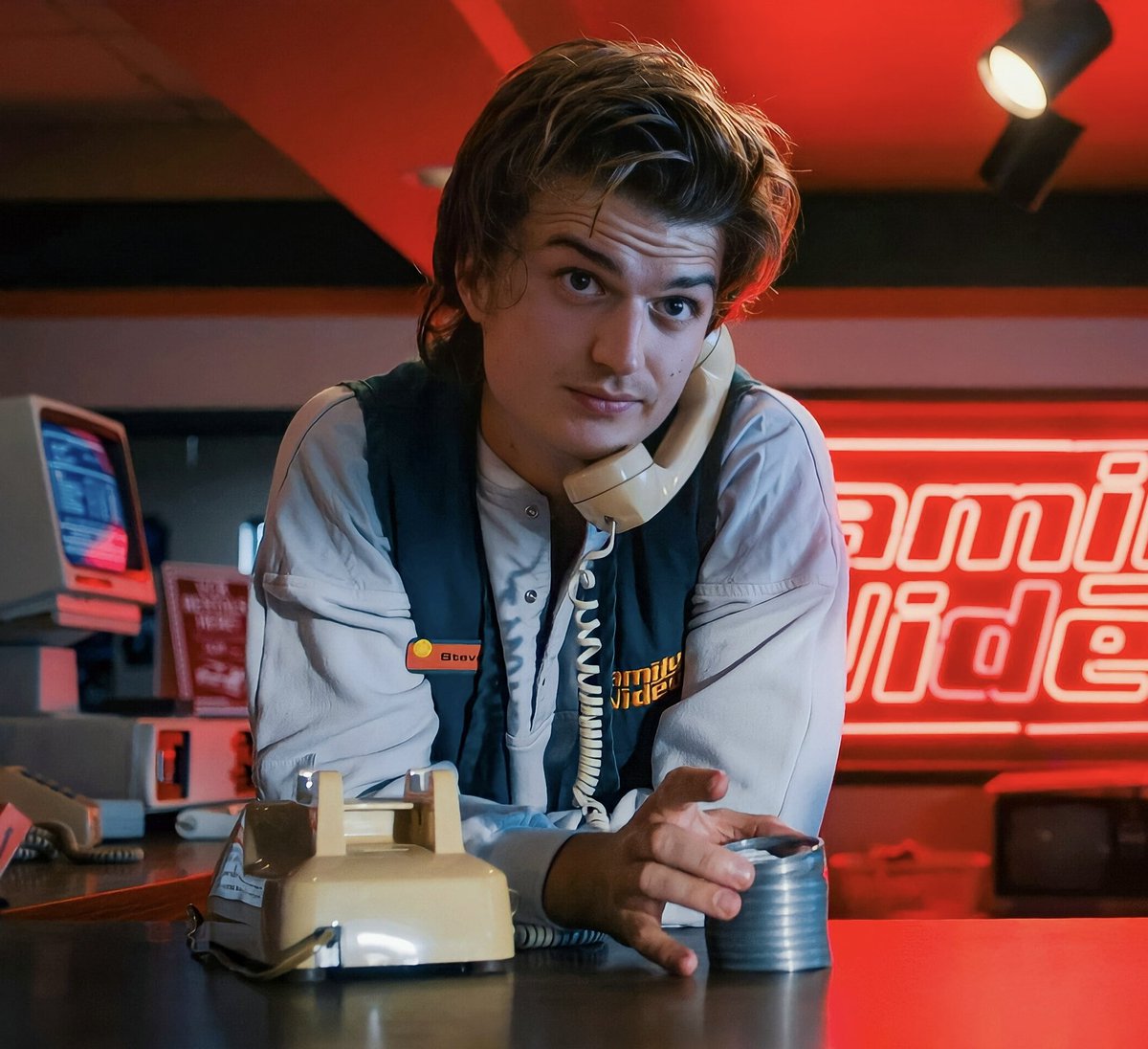 StrangerNews11's tweet photo. The coolest guy in Hawkins...😎✨📺 #StrangerThings4 https://t.co/vUJiLXCpIX