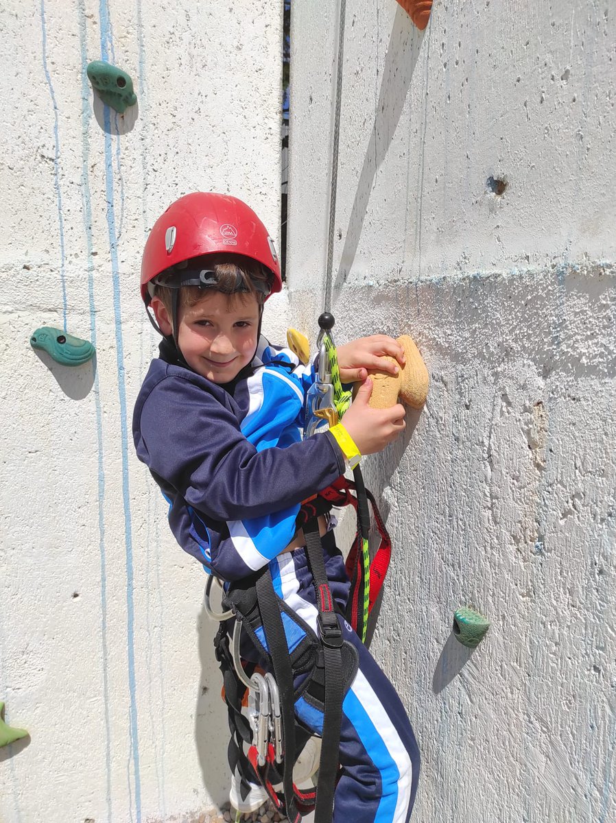 sotilloescolapi's tweet photo. ¡Qué bien lo han pasado en  Ojapark los niños de 1º y de 2º! 🎉🎉🎉 Tiro con arco 🏹, cars 🏎, tirolinas, mini golf ⛳️, camas elásticas… y un divertido hinchable de agua 💦. Ha sido un día genial.👍🏽 👏🏼👏🏼👏🏼👏🏼
#SumamosSonrisas😃 
#Ojapark #PrimerCiclo #ExcursionFinalDeCurso https://t.co/1IrUf84vbZ