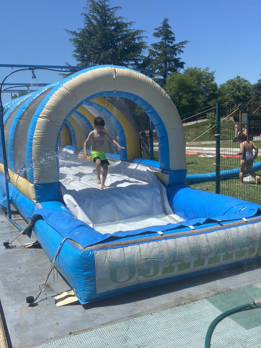 sotilloescolapi's tweet photo. ¡Qué bien lo han pasado en  Ojapark los niños de 1º y de 2º! 🎉🎉🎉 Tiro con arco 🏹, cars 🏎, tirolinas, mini golf ⛳️, camas elásticas… y un divertido hinchable de agua 💦. Ha sido un día genial.👍🏽 👏🏼👏🏼👏🏼👏🏼
#SumamosSonrisas😃 
#Ojapark #PrimerCiclo #ExcursionFinalDeCurso https://t.co/1IrUf84vbZ