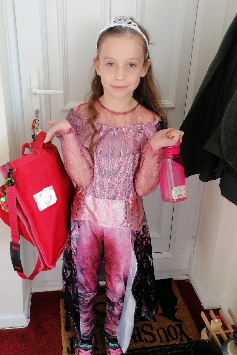 _LauraConley's tweet photo. Royal Jubilee celebrations at school 🇬🇧 so she went dressed as the #queenofmean herself @sarahjeffery 🤷🏻‍♀️ https://t.co/qPvZgeOzjB