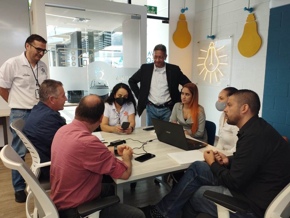 WilliamOrozDaz's tweet photo. 🎯🤝 Desde las Mesas Sectoriales continuamos #ConectandoSectores hoy en #Medellin con empresarios, secretarios técnicos y equipo de facilitadores trabajando en estrategias de Alta Gerencia para una Antioquia más competitiva.@SENA_Antioquia https://t.co/pJUw1AvuCw