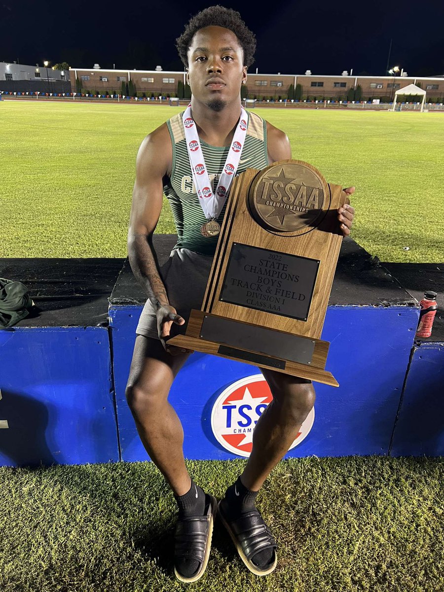 DohnavonHunt_'s tweet photo. Glad to say I ended my senior year with a state championship🥇@johnvarlas @CoachShaunHarr1 @CentralHighSc13 @tnmilesplit 
100m-10.91 
300h- 38.23
LJ- 22-3
4x2- 1:24.93 https://t.co/wNYRn1kp95