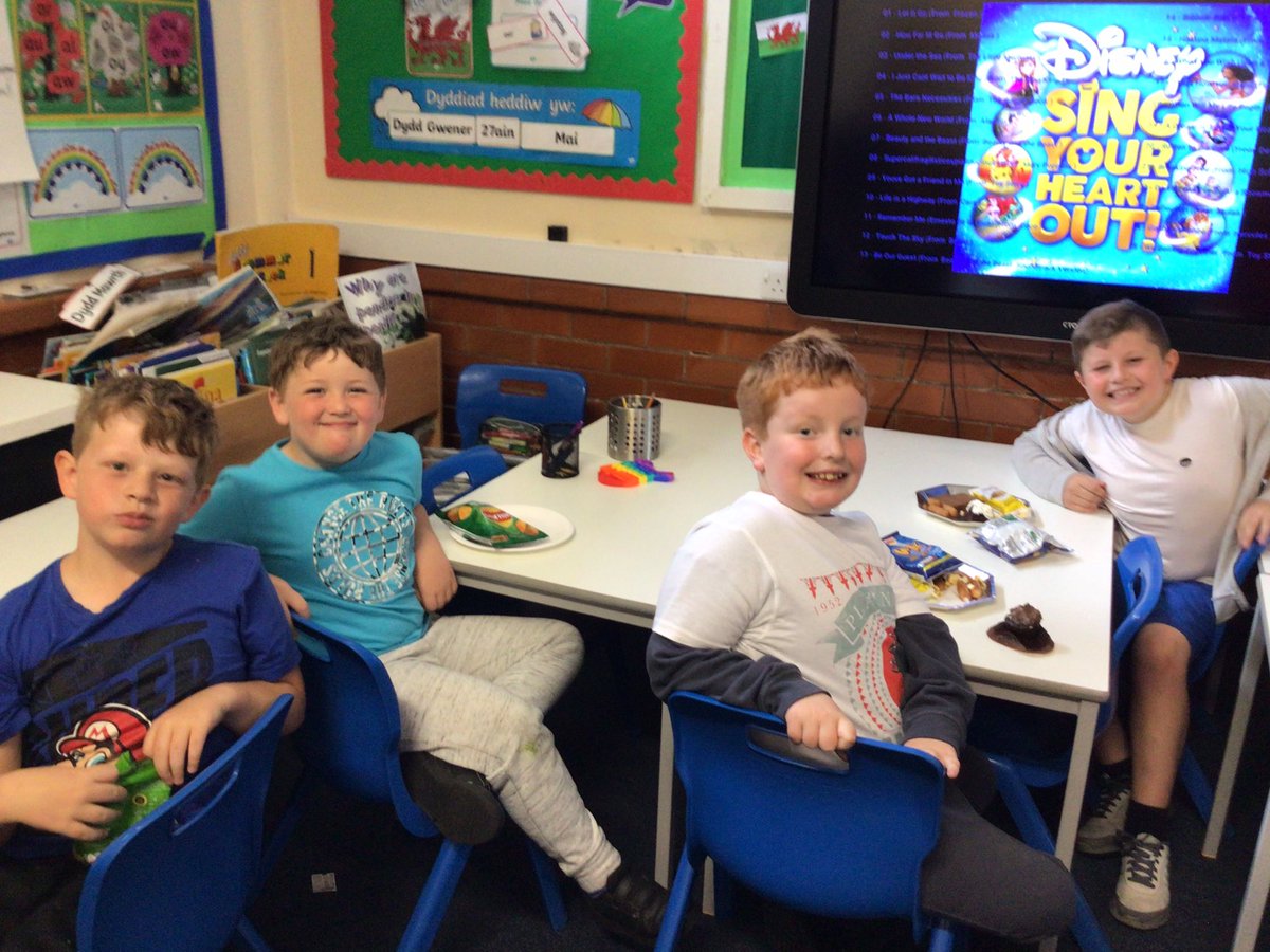 dosbarth3PG's tweet photo. Loving our jubilee party today 👸🏼💂🏾‍♂️👑 #EthicalInformedCitizens @YsgolEmmanuel https://t.co/fxqdrDwXmP