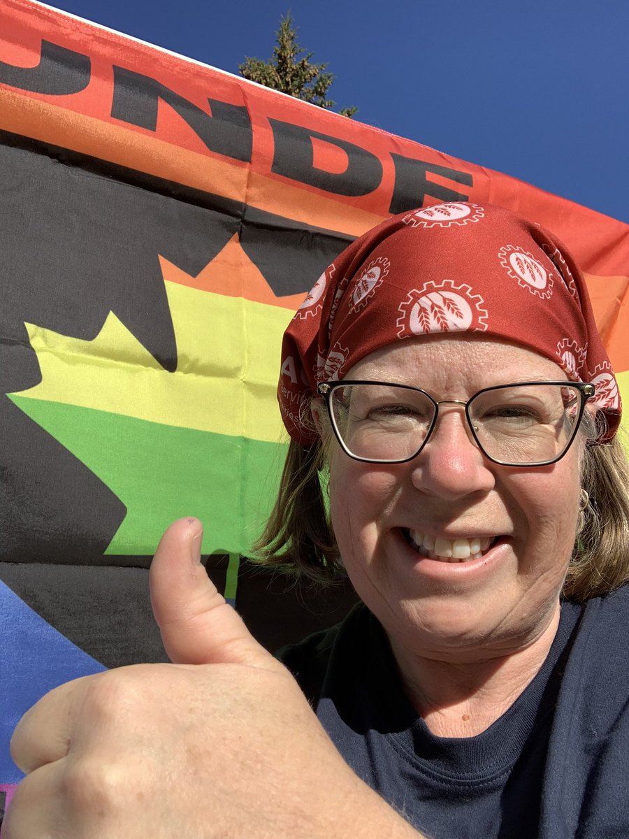 PSAC convention day two. Sun in Manitoba. I have my UNDE shirt and the PSAC Prairies “Babuska” representing my prairies Ukrainian heritage. UNDE Pride Flag as my background. Canada Pride Winnipeg 2022, which runs from May 27 – June 5.  #PSAC2022 <a href="/psacprairies/">PSAC Prairie Region</a>