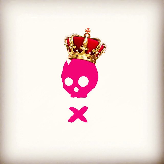Would Jubileeee’ieve it … there’s currently 15% discount on all our crown prints. Automatically applies at check(it)out at Tinyriot.co A platinum offer!!! 👑 Happy Friday All 🌞  #tinyriotco #wallartdecor #musicicons #happyfridayall