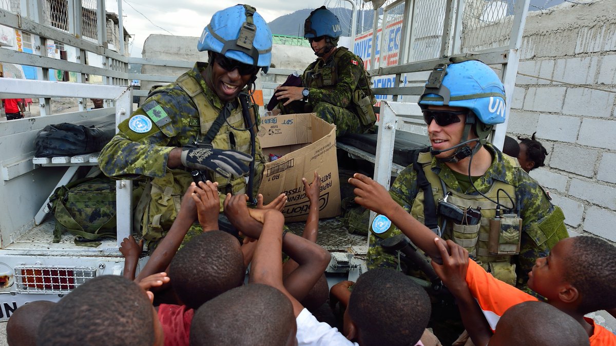 ForcesCanada's tweet photo. Nous saluons ajd +1 million de Casques bleus de l’ONU ayant servi dans 72 ops depuis 1948 et rendons hommage aux 4200 gardiens de la paix ayant perdu la vie en service et à leur inestimable travail. #JournéeDesCasquesBleus #MesFAC #LeCanadaSeSouvient #PaixPartenariatProgrès https://t.co/PlTBgJKFas