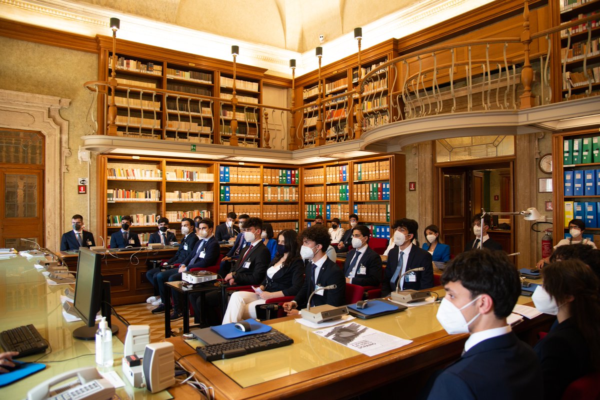 Montecitorio's tweet photo. Questa settimana ottava Giornata di #formazione a Montecitorio.

Gli studenti del Liceo Scientifico "Galileo Galilei" di Catania hanno svolto attività di ricerca nella sede della Biblioteca e si sono confrontati con i deputati @francesco_scoma e Santi Cappellani 
#CameraGiovani https://t.co/TOROFHfnyR
