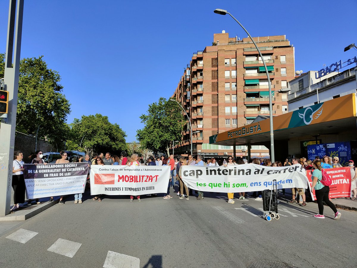 TSILluita's tweet photo. Tallem el Paral·lel de #Barcelona en defensa de l'estabilització del personal públic temporal en ABÚS
#treballadoressocialsenlluita
#FijezaYa 
#FixesaJa https://t.co/RA68LrDFzU