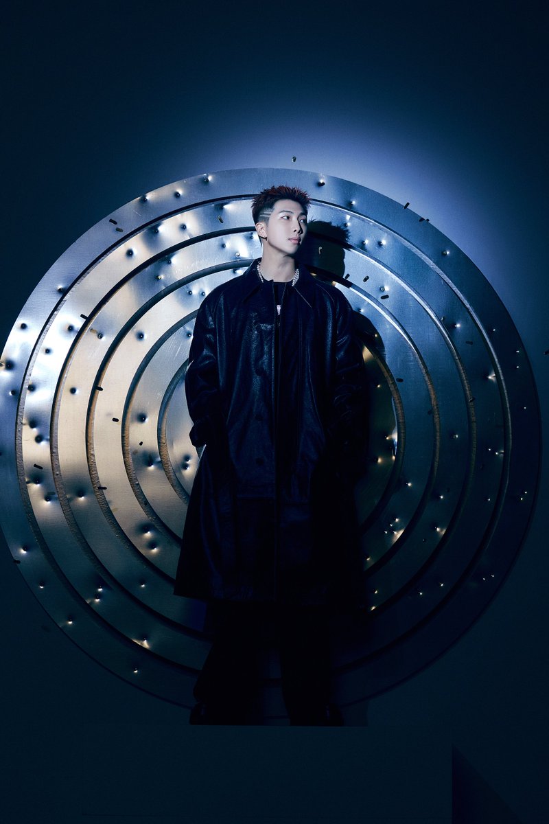 lyshirley_rmzn's tweet photo. ☆~ Hilo explicando el escudo de Namjoon en proof y que significan las balas incrustadas ♕✎ https://t.co/J0nJrHN2Vr